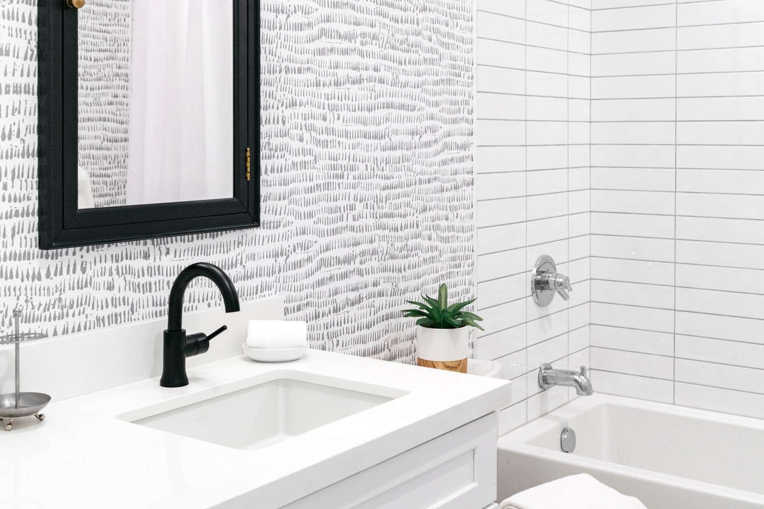 Le papier peint dans les salles de bains et les cuisines : ce qui résiste vraiment
